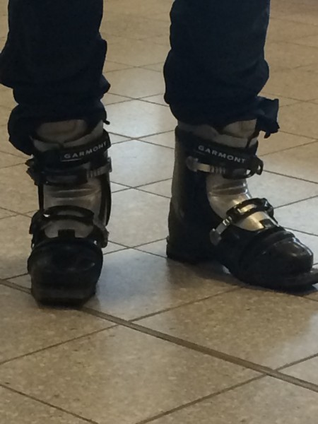 På flyplassen i Scotland, med slalomstøvler???